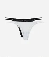 Kit de dos bombachas tipo colaless confeccionadas en encaje floral con laterales de doble tira fina. El set incluye una prenda en color blanco y otra en color negro.