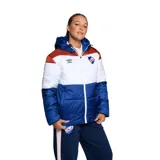 Campera puffer Umbro del Club Nacional de Football, con capucha, cierre frontal y diseño tricolor en azul, blanco y rojo. Cuenta con el logo de Umbro y el escudo del club bordados en el pecho.