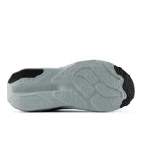 Championes New Balance 413 V3 para mujer, de color negro con suela gris y detalles en celeste en la parte trasera. Confeccionados en malla transpirable, incorporan el logo 'N' en los laterales y cordones negros.