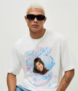 Remera de algodón con corte boxy, cuello redondo y mangas cortas. Presenta una estampa frontal con la imagen de Britney Spears rodeada por un corazón azul y gráficos decorativos en tonos rosados y celestes.