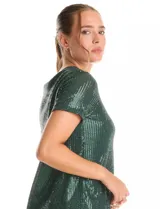 Blusa de manga corta con cuello redondo, confeccionada en tejido cubierto de lentejuelas color verde esmeralda. Cuenta con forro interno a tono y un corte recto.
