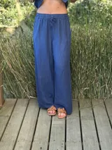 Pantalón ancho de lino azul con cintura elástica y cordón ajustable.