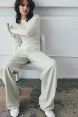 Jersey de punto fino con diseño color block en tonos rojo, bordó y blanco. Presenta cuello redondo y manga larga.