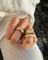 Anillo de diseño artesanal con textura orgánica e irregular, disponible en bronce, alpaca o plata 925. Se vende por unidad y es ideal para combinar con otros anillos.