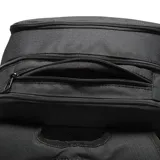 Mochila Nike Brasilia X-Large Backpack 9.0 de color negro, con gran capacidad y múltiples compartimentos. Presenta el logo Nike en blanco en la parte superior frontal y un bolsillo frontal inferior liso.
