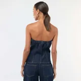 Top tipo bustier confeccionado en denim azul oscuro, con cierre frontal mediante botones metálicos y costuras a la vista en contraste.