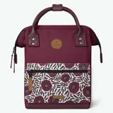 Mochila Cabaia modelo Adventurer Nice color borgoña con detalles en cuero marrón. Tiene un compartimento principal con cierre, un bolsillo frontal con cierre y dos bolsillos laterales. Cuenta con correas ajustables para los hombros y un asa superior.