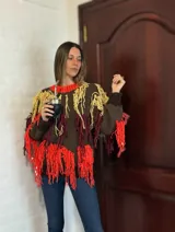 Sweater marrón de lana merino con cuello redondo y flecos XL de colores amarillo, naranja y borgoña.