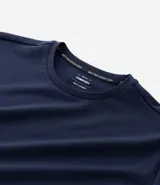 Remera deportiva de manga corta y cuello redondo, confeccionada en tejido tech fleece con tecnología dry que facilita la transpiración y el secado rápido. Presenta un corte comfort holgado y diseño liso sin estampas.