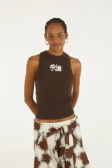 Musculosa de algodón elastizado color marrón, con cuello redondo y sisas amplias. Presenta un bordado frontal con la palabra "Rio" en tonos blancos y celestes.