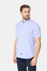Camisa sport de manga corta a rayas celestes y blancas, con cuello abotonado, cierre frontal con botones y bolsillo ojal en el pecho.