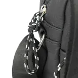 Bandolera negra de cuero con correa ancha ajustable con el logo de la marca estampado.