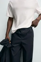 Pantalón straight fit color negro, confeccionado en popelín de algodón, con cintura elástica y bolsillos frontales.