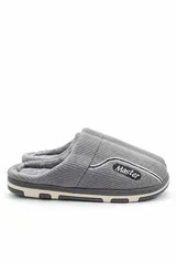 Pantufla de pana gris, cerrada, con interior afelpado y suela de goma. Incluye detalle bordado con la palabra 'Master' en el lateral.