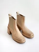 Botas tipo chelsea de cuero color visón, con plataforma, taco cuadrado y punta cuadrada.