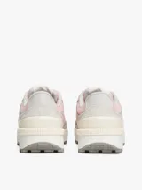 Zapatillas Tommy Jeans de estilo running, color gris con detalles en rosa y blanco. Confeccionadas en ante, poliéster y goma, con suela gruesa de tacos.