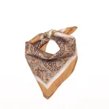 Pañuelo cuadrado de satén en tonos tostado y blanco, con diseño estampado estilo paisley y floral.