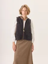 Chaleco de tejido de punto con textura jaspeada, color gris oscuro, con capucha y cierre frontal. Presenta bolsillos delanteros y un diseño relajado.