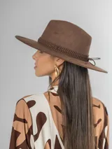 Sombrero de gamuza color tostado, estilo cowboy, con ala ancha y detalle de trenzado en la base de la copa.
