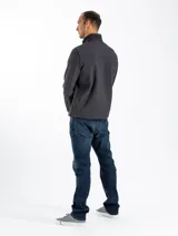 Campera gris de corte clásico, con cuello alto, cierre frontal con cremallera, bolsillo vertical con cremallera en el pecho y logo de Calvin Klein bordado en el cuello.