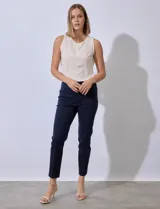 Pantalón blanco de gabardina elastizada, marca Ruby Rd, con pretina ancha elastizada, bolsillos delanteros simulados, bolsillos traseros aplicados y largo al tobillo.