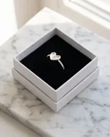 Anillo de plata 925 con diseño de corazón central y banda de textura trenzada, ajustable.