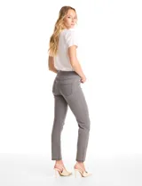 Jegging de tiro medio-alto en color gris, confeccionado en tejido de algodón elástico. Presenta cintura elástica ancha, bolsillos delanteros simulados y bolsillos traseros aplicados, con pierna entallada y terminación bootcut.