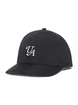 Gorra de nylon color negro con visera precurvada y logotipo UA bordado en color blanco en el panel frontal.