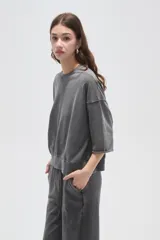 Buzo de algodón con efecto lavado, cuello redondo, mangas 3/4 y corte holgado.