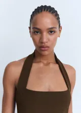 Vestido largo marrón de corte recto, con escote halter y tirantes anchos.