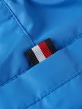 Short de baño azul marino con cintura elástica y cordón ajustable.