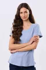 Remera básica de algodón color celeste melange, de manga corta y cuello redondo.