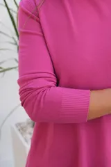 Sweater de punto color magenta, con cuello redondo, manga larga con puños acanalados y corte holgado.
