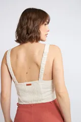 Top corto color verde menta, con escote corazón y tirantes anchos. Presenta un diseño ajustado en el torso y escote pronunciado en la espalda.