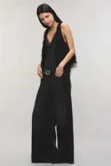 Jeans de tiro medio confeccionado en 100% algodón sin elasticidad, con diseño de pierna amplia y fluida, bolsillos plaqué delanteros y efecto de lavado oscuro con quiebres localizados.