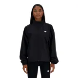 Campera deportiva New Balance negra, de corte holgado, con cierre frontal, cuello alto y mangas largas con puños elásticos. Logo de la marca estampado en blanco en el pecho.