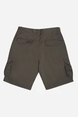 Bermuda cargo negra de corte recto, con bolsillos laterales tipo cargo y logo estampado.