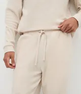Pijama largo masculino de la marca Viko, confeccionado en fleece de color marrón, con textura suave. Compuesto por remera de manga larga con cuello redondo y puños ajustados, y pantalón tipo jogger con cintura elástica con cordón de ajuste y bolsillos.