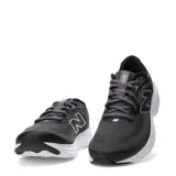 Championes de running New Balance modelo 411, color negro con detalles en gris y suela blanca. Confeccionados en malla transpirable con logo lateral característico.