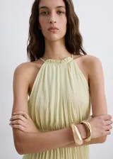 Vestido midi plisado color amarillo claro, con cuello halter y detalle fruncido, diseño sin mangas y cintura entallada.