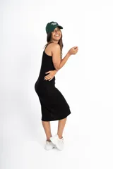 Vestido midi gris de punto canalé, con breteles finos y escote en V con botones decorativos.