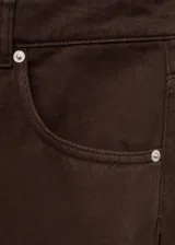 Jeans tiro medio de corte barrel y diseño balloon color marrón, con cierre de botón y cremallera, trabillas y cinco bolsillos.