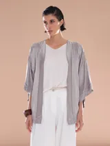 Spolverino corto negro de mangas 3/4 con dobladillo.