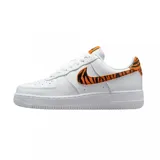 Championes Nike Air Force 1 de corte bajo, color blanco con detalles de estampado animal print de tigre en naranja y negro en el swoosh lateral y en el talón.