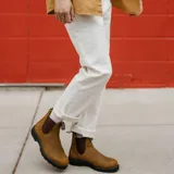 Botas de cuero marrón con laterales elásticos marrones, forro de cuero, suela de TPU duradera, entresuela acolchada, sistema SPS Max Comfort para absorción de impactos y plantilla extraíble con tecnología XRD en la zona del talón.