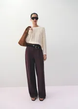 Pantalón wide leg de tiro bajo, color bordó, con bolsillos laterales y trabillas para cinturón.