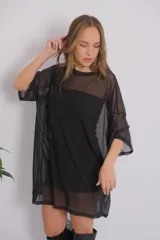 Remerón de tul color beige, con cuello redondo y mangas cortas.