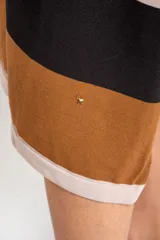 Vestido midi de tejido de punto con diseño de rayas horizontales en tonos marrón, negro y beige. Presenta cuello redondo, mangas cortas y un corte holgado y fluido.
