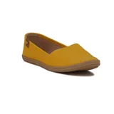 Zapatilla casual de mujer marca Moleca, color amarillo, con diseño calado en toda la superficie y suela plana marrón con textura trenzada.