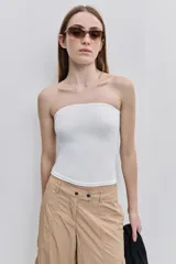 Top strapless blanco de calce ajustado, con escote recto y diseño minimalista.